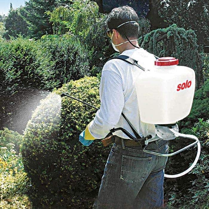 Lawn and Garden Sprayers Buying Guide | A.M. Leonard, Inc.